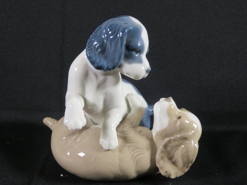 Porseleinen beeld van 2 spelende hondjes gemerkt Lladro