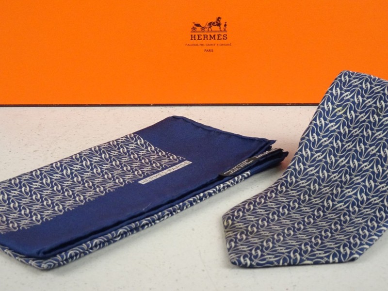 Hermés gemerkte zijden das en zakdoek in originele doos.