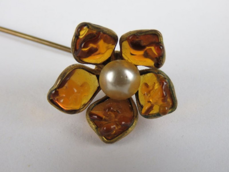 Vintage Amber bloem met parelspeld