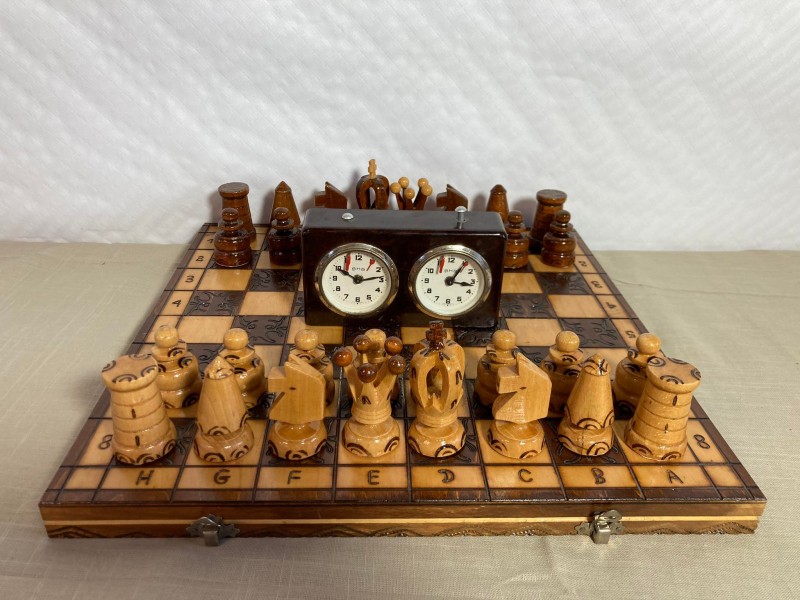 Houten schaakspel met een bakelieten schaakklok