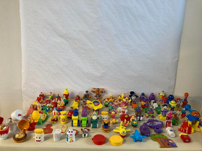 Lot van meer dan 250 Happy Meals speelgoedjes