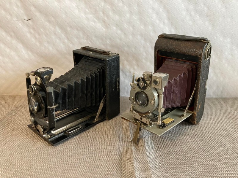 2 antieke fototoestellen