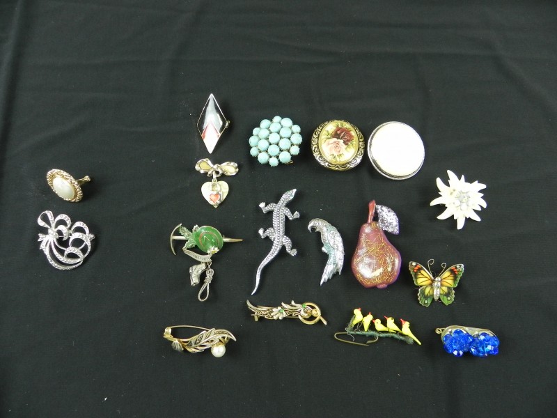 Vintage Kitch  broches