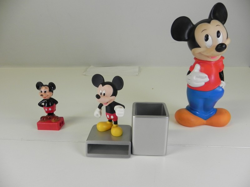 Lot 2 Mickey Mouse Bureau