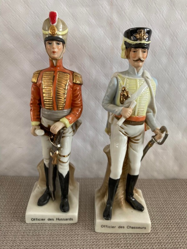 2 porseleinen beeldjes van soldaten