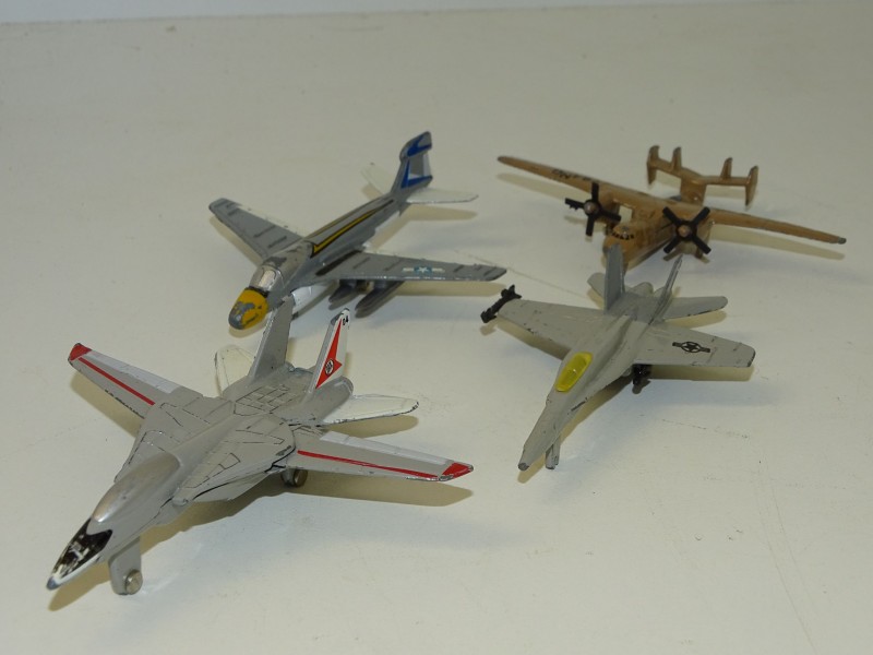 Vier Vintage Metalen Vliegtuigjes