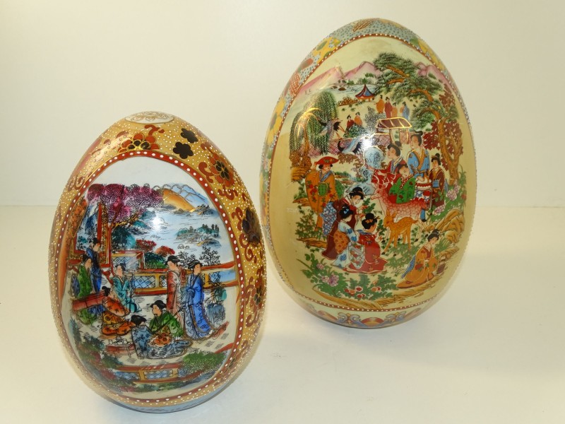 Twee Decoratieve Chinese Eieren, Porselein