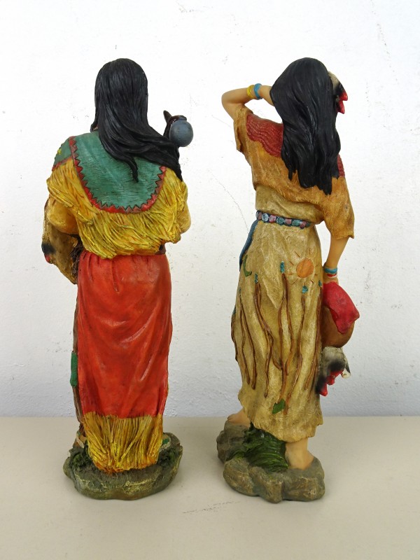2 Indianen beelden (resin)