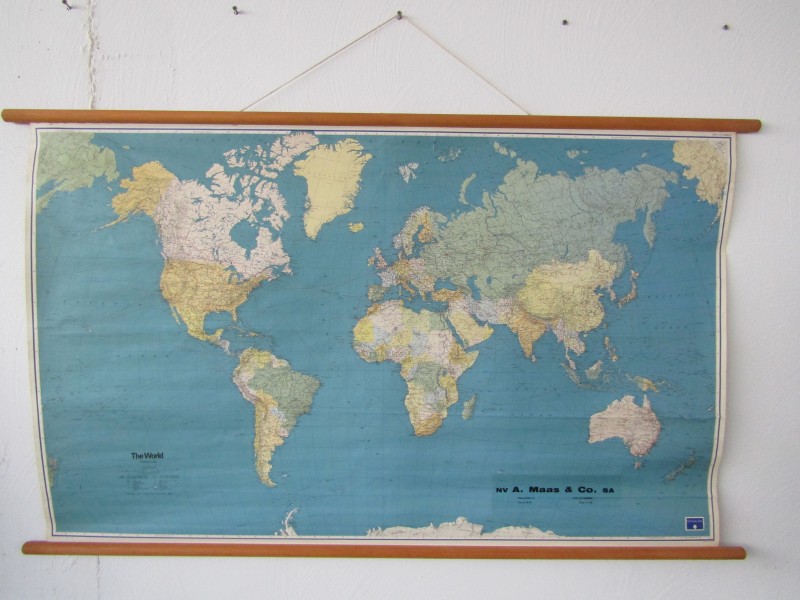 Oude Schoolkaart: "The World Political Map" Kringwinkel