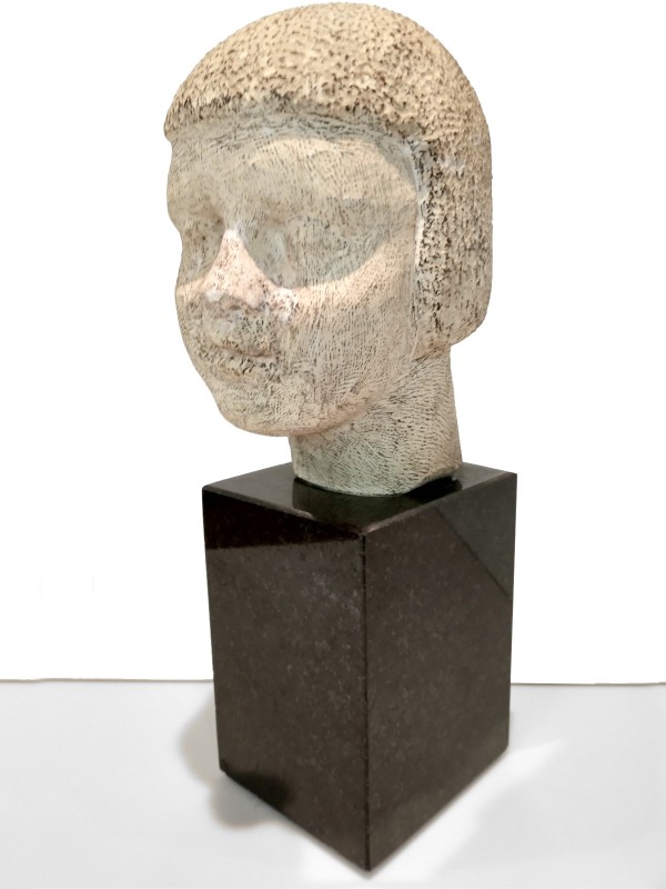 Mooi kunstwerk van een hoofd op granieten sokkel, gesigneerd