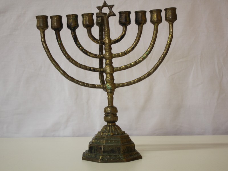 Joodse kandelaar met 9 in koper metaal - De Kringwinkel