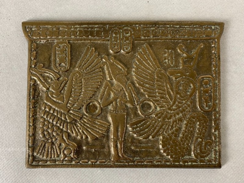 KLM gedenkplaat in brons met een Egyptische voorstelling