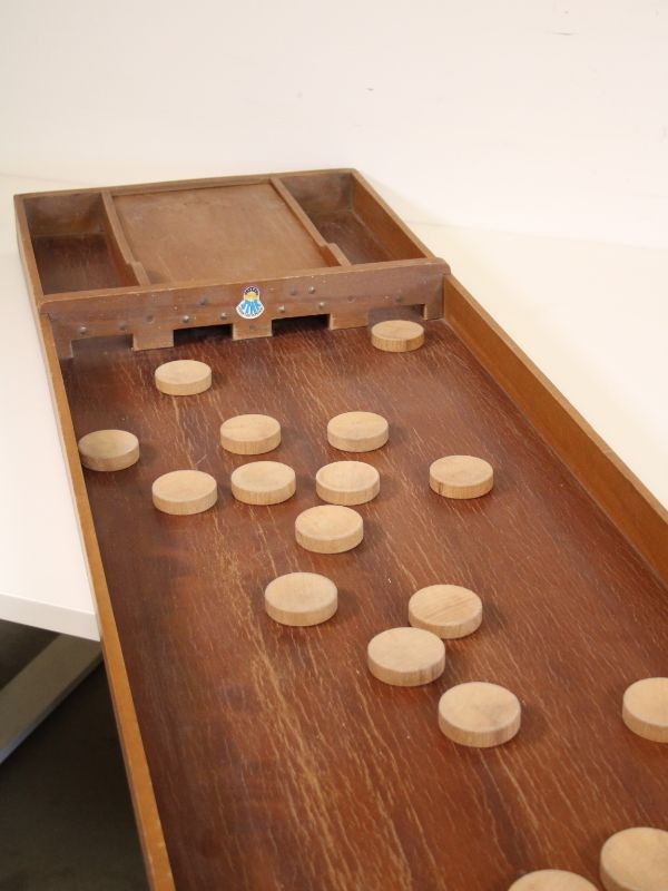 Oud volksspel - houten sjoelbak met schijven De