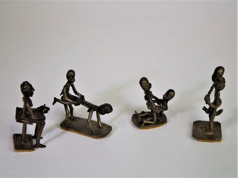 Talloos Aanstellen Koor 4 Kleine bronzen Afrikaanse beeldjes - de liefde bedrijven - De Kringwinkel