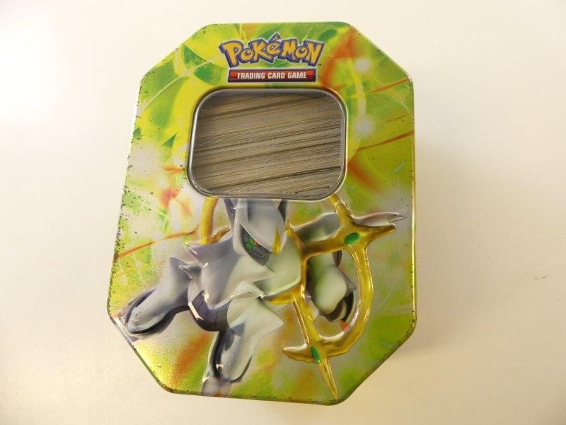 Pokémon kaarten in blikken doosje