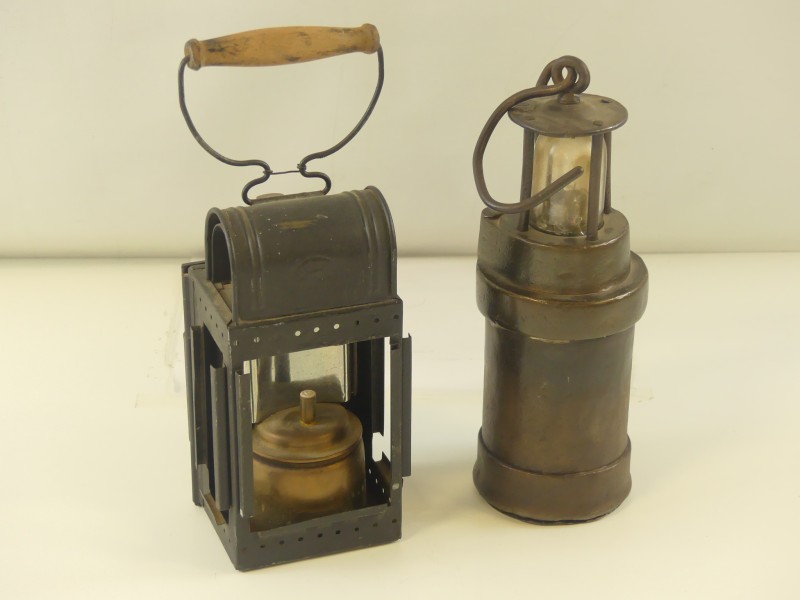 2 oude mijnwerkers-seinlamp