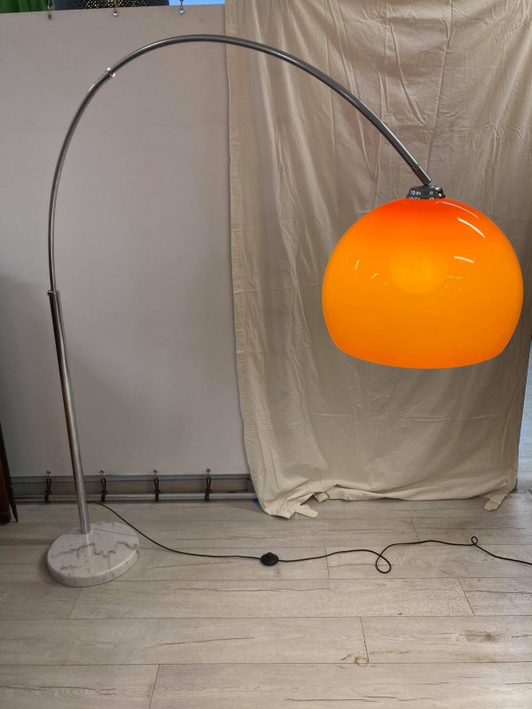 Intact slank Mondstuk Vintage booglamp met een oranje kap - De Kringwinkel